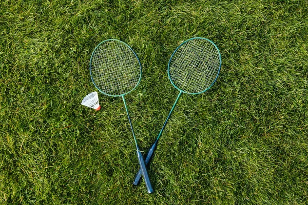 Fritidsspel Och Sportutrustning Koncept Närbild Badminton Racketar Och Skyttel Gräs — Stockfoto