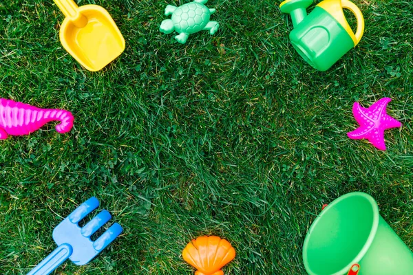 Kinder Und Sommerkonzept Sandspielzeug Set Aus Nächster Nähe Auf Grünem — Stockfoto