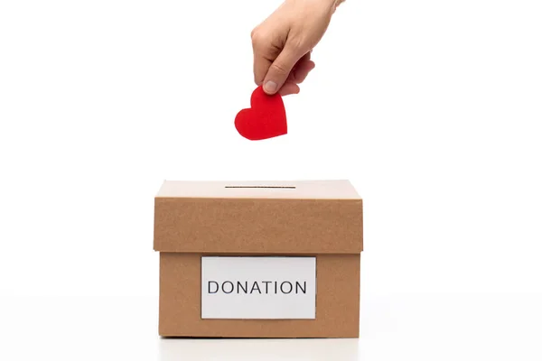 募金の概念 赤い紙のハートを寄付箱に入れる手を閉じる — ストック写真