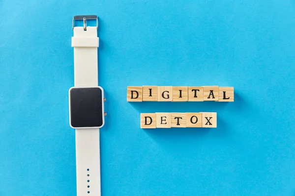 Digital Detox Technology Concept Έξυπνο Ρολόι Και Ξύλινο Μπλοκ Παιχνιδιών — Φωτογραφία Αρχείου