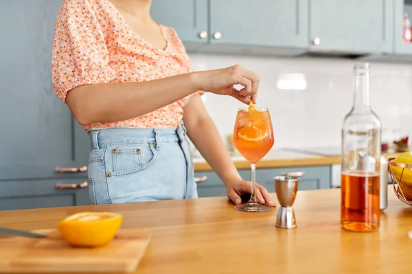 Drank Mensen Concept Close Van Vrouw Die Oranje Cocktail Wijnglas — Stockfoto