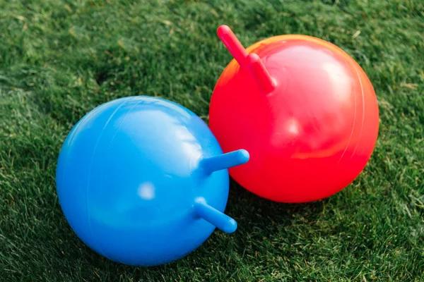 Kinder Vrijetijds Speelgoedconcept Twee Stuiterballen Hoppers Gras — Stockfoto