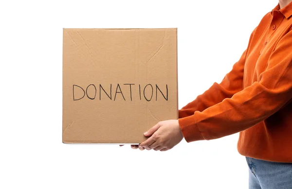 チャリティーとボランティアのコンセプト 白い背景に隔離された寄付で段ボール箱を保持女性 — ストック写真