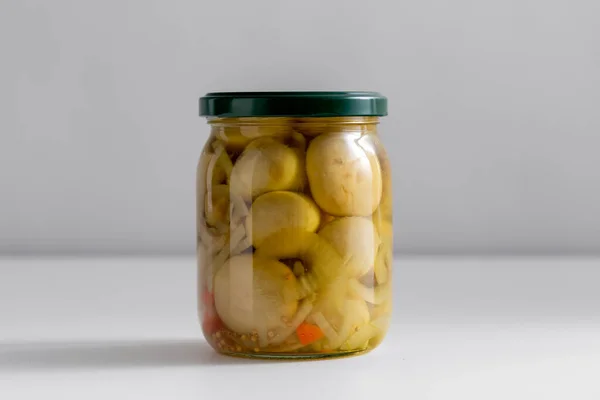 Makanan Makan Dan Melestarikan Konsep Menutup Guci Dengan Acar Jamur — Stok Foto