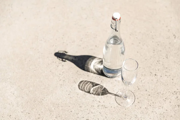 Objekt Und Getränkekonzept Flasche Wasser Und Glas Auf Sonnigem Boden — Stockfoto