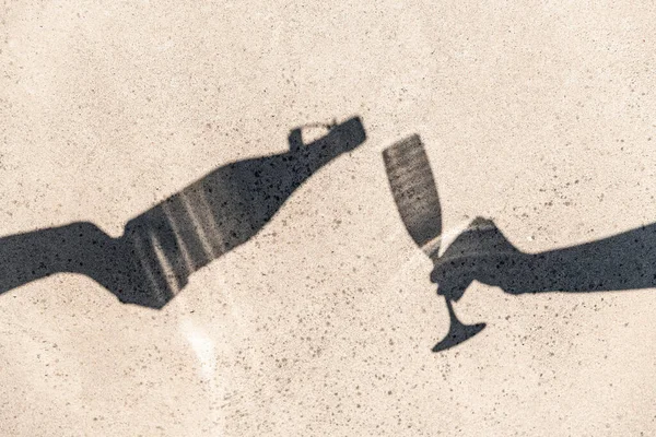 Odstíny Silueta Koncepce Stíny Rukou Nalévání Vína Láhve Sklenice Šampaňského — Stock fotografie