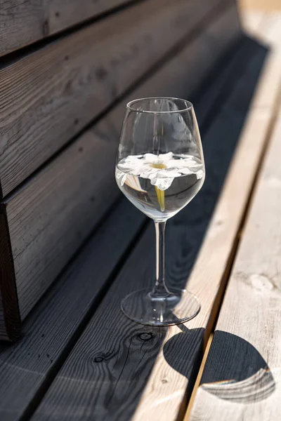 Objecten Zomer Drankconcept Close Van Glas Water Met Bloem Houten — Stockfoto