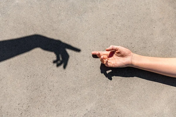 ジェスチャー ヘルプ 人々の概念 人間の手を閉じて影に達する — ストック写真