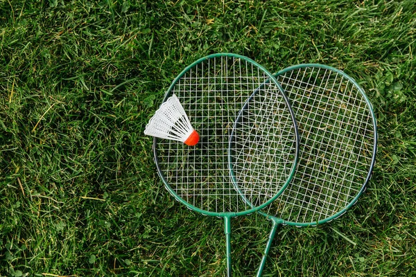 Recreatieve Spelletjes Sportuitrusting Concept Close Van Badminton Rackets Shuttlecock Gras — Stockfoto