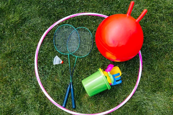 Vrijetijdsspelen Sportuitrusting Speelgoedconcept Stuiterbal Hopper Hoelahoep Set Badmintonrackets Met Shuttlecock — Stockfoto