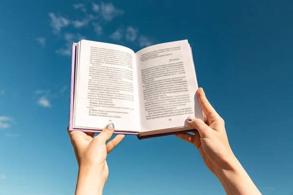 Okuma Eğitim Bilgi Kavramı Mavi Gökyüzü Üzerinde Açık Kitabı Tutan — Stok fotoğraf