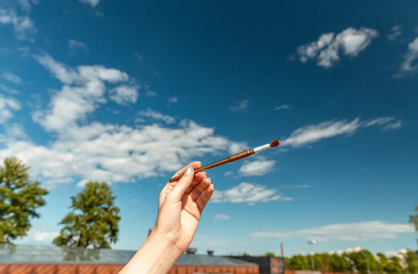 Inspiração Arte Conceito Pessoas Close Mão Com Pincel Sobre Céu — Fotografia de Stock