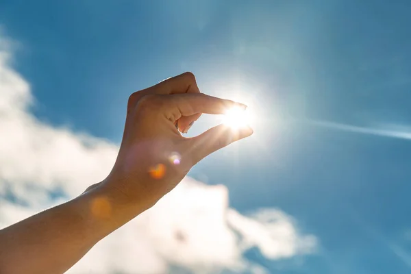 Yaz Insanlar Kavramı Parmak Uçlarının Arasında Güneşi Tutmak — Stok fotoğraf