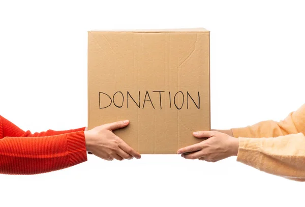 チャリティーとボランティアのコンセプト 白い背景に孤立した寄付で段ボール箱を保持手 — ストック写真
