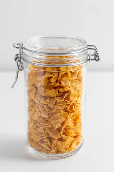 Voedselopslag Eet Opslagconcept Close Van Pot Met Cornflakes Witte Ondergrond — Stockfoto