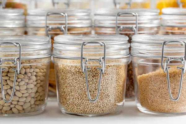 Lebensmittelaufbewahrung Kulinarisches Und Lagerungskonzept Gläser Mit Verschiedenen Getreidesorten Oder Lebensmitteln — Stockfoto