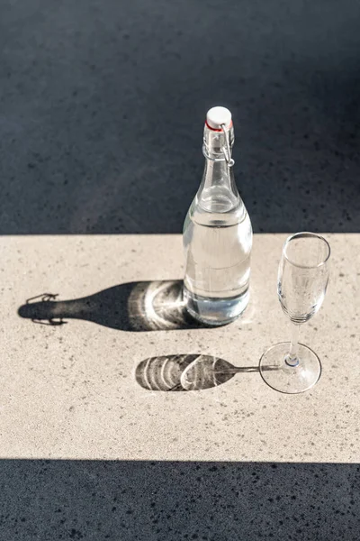 Objects Drinks Concept Bottle Water Glass Sunny Floor — Stock Photo, Image