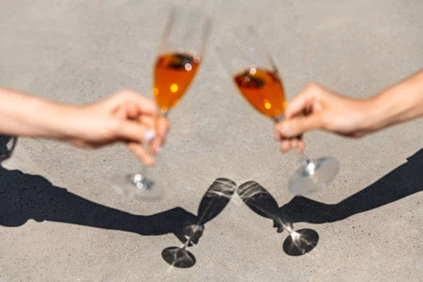 Celebração Partido Conceito Sombras Perto Copos Vinho Clinking Mãos Dia — Fotografia de Stock
