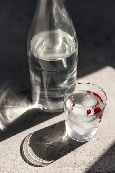Concepto Objetos Bebidas Botella Agua Vidrio Con Hielo Arándanos Suelo —  Fotos de Stock