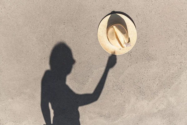 Concepto Verano Silueta Sombra Mujer Sosteniendo Sombrero Paja Real Sobre — Foto de Stock