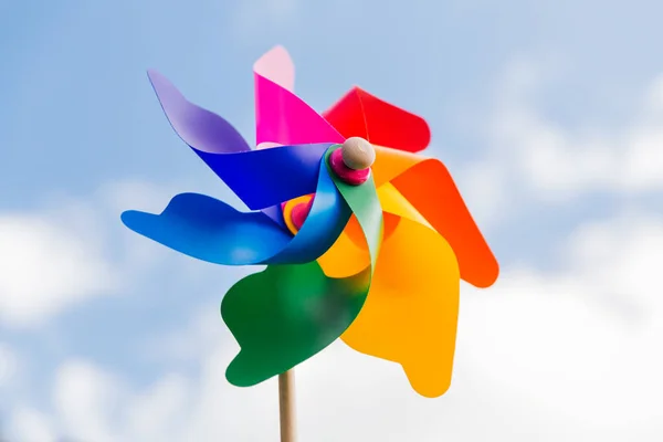 Ecologia Ambiente Conceito Energia Sustentável Close Pinwheel Multicolorido Sobre Céu — Fotografia de Stock
