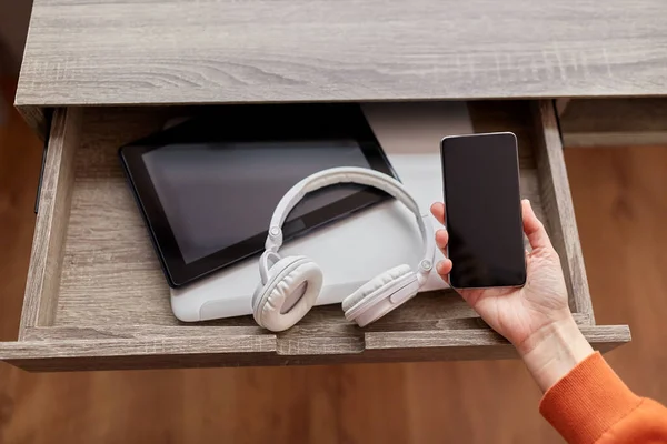 Digital Detox Technology Concept Close Hand Smartphone Different Gadgets Desk — ストック写真