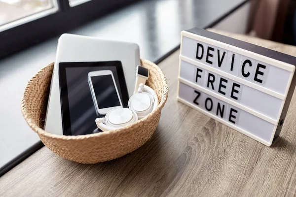 Digital Detox Technology Concept Close Device Free Zone Words Light — Stock fotografie