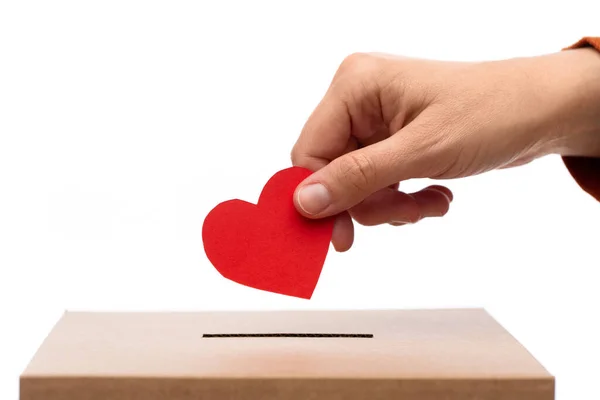 爱心及募款概念 手拉手把红纸心放进捐款箱 — 图库照片