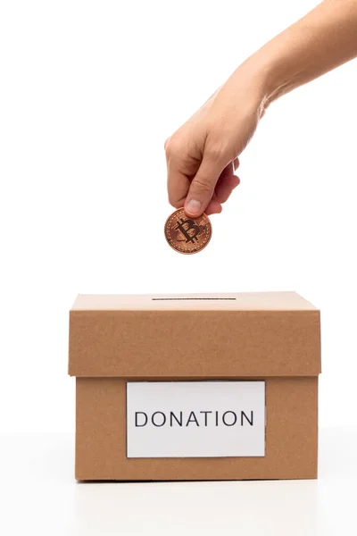 加密货币及募款概念 将比特币放入捐款箱的闭手行动 — 图库照片