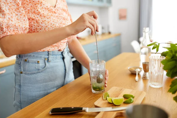 Culinair Drankjes Mensen Concept Close Van Vrouw Met Glas Lepel — Stockfoto