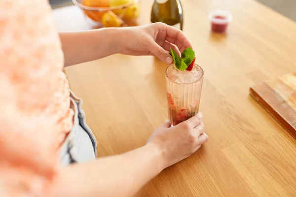 Drinkar Och Människor Koncept Närbild Kvinna Gör Jordgubbe Mojito Cocktail — Stockfoto