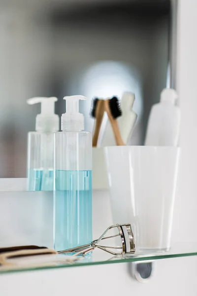 日常生活の概念 バスルームの鏡棚の化粧水 歯ブラシ 歯磨き粉の閉鎖 — ストック写真