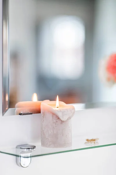 Hijyen Güzellik Günlük Rutin Konsept Banyodaki Ayna Rafında Yanan Mumun — Stok fotoğraf