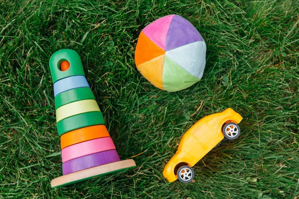 Konzept Für Kinder Und Freizeitspiele Spielzeugauto Softball Und Pyramide Aus — Stockfoto