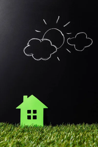 Energia Poder Conceito Sustentabilidade Close Casa Verde Grama Sobre Imagem — Fotografia de Stock