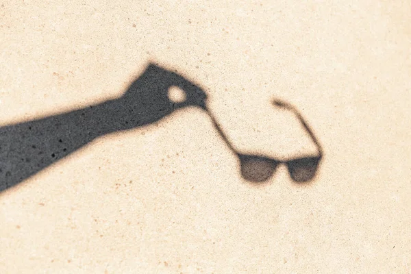 Sommer Und Silhouettenkonzept Schatten Der Hände Mit Sonnenbrille Auf Betongrund — Stockfoto