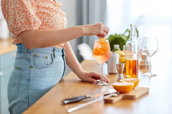 Concept Boissons Personnes Gros Plan Femme Faisant Cocktail Orange Dans — Photo