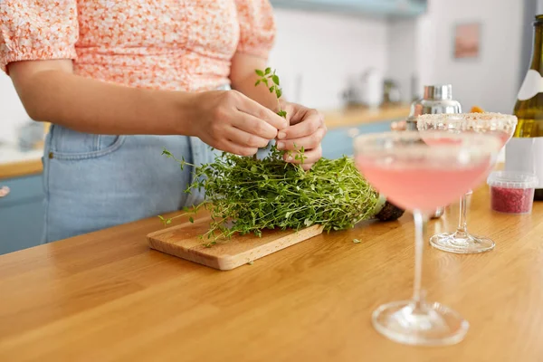 Drinks People Concept Close Woman Thyme Glasses Making Cocktails Home — Stock Photo, Image