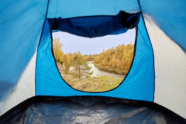 キャンプのコンセプト キャンプテントから川を見る — ストック写真