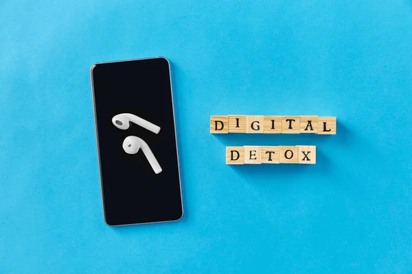 Digitaal Detox Technologie Concept Smartphone Draadloze Oortelefoon Houten Speelgoed Blok — Stockfoto