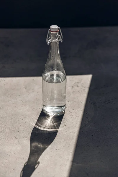 Objecten Dranken Concept Glazen Fles Water Zonnige Vloer — Stockfoto