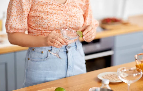 Drank Mensen Concept Close Van Vrouw Met Limoen Glas Maken — Stockfoto