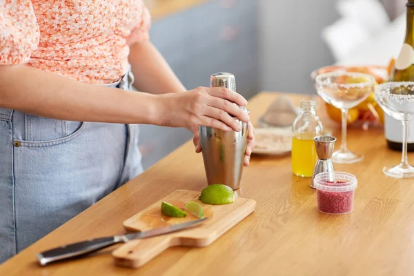 Drinks People Concept Close Woman Shaker Making Cocktail Home Kitchen — Stockfoto