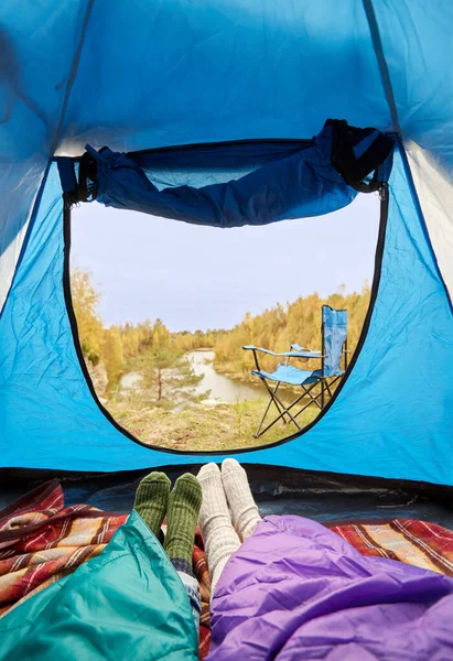 Seyahat Turizm Kamp Konsepti Uyku Tulumlarının Altında Sıcak Çoraplarla Kamp — Stok fotoğraf