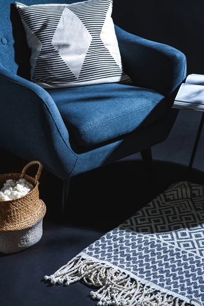 Conceito Decoração Interior Casa Close Cadeira Azul Com Travesseiro Cobertor — Fotografia de Stock