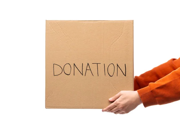 チャリティーとボランティアのコンセプト 白い背景に孤立した寄付で段ボール箱を保持手 — ストック写真