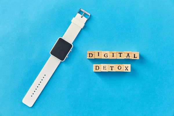 디지털 디톡스와 스마트 시계와 나무로 장난감 배경의 — 스톡 사진