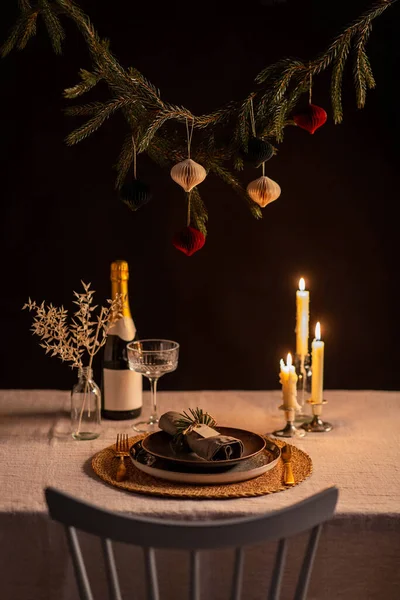 Zimní Prázdniny Večeře Oslavy Koncepce Skandinávský Vánoční Stůl Sloužící Hořícími — Stock fotografie