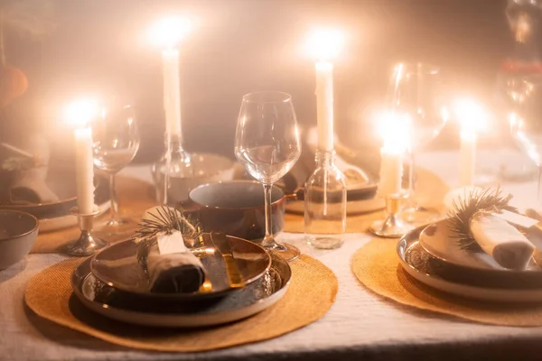 晚宴和庆祝概念 在家里用黑色背景的蜡烛点着的丑闻圣诞餐桌 — 图库照片