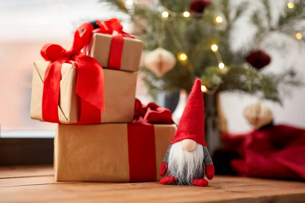 Ünnepek Újévi Ünnepi Koncepció Közelről Karácsonyi Ajándékok Törpe Fenyő Ágak — Stock Fotó